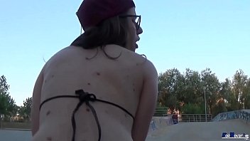 La salope rockeuse Alecsandra a des relations sexuelles dans le parc Herastrau