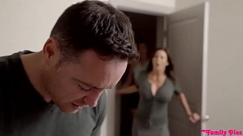 Pris dans la bite nue et baisée par sa mère et sa soeur