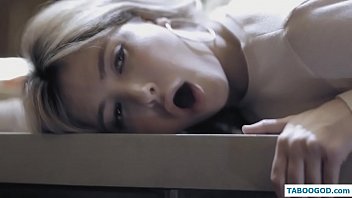 Elle se fait baiser brutalement et sa chatte fait mal