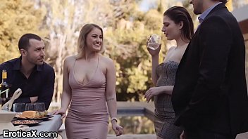 Couple filmé en train de baiser dans les montagnes dans un chalet