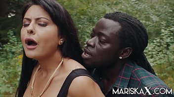 Brunette milf sexe sur le terrain avec un noir doué