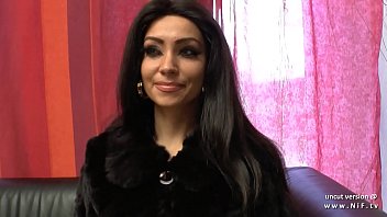 Casting porno avec une brune mature avide de bite