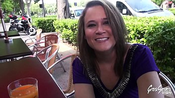 Justine s’approche de la terrasse et s’invite à baiser