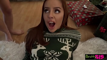 Porno à côté de l’arbre de Noël avec deux sœurs brutalement pénétrées