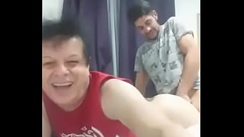 Film porno roumain avec un balai tatoué