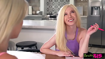 Jeune colocataire surprise nue et baisée par deux filles