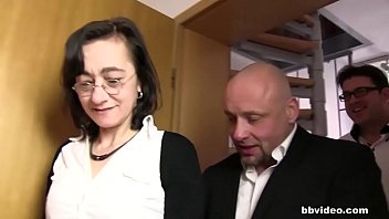 Salope mature a des relations sexuelles avec deux hommes