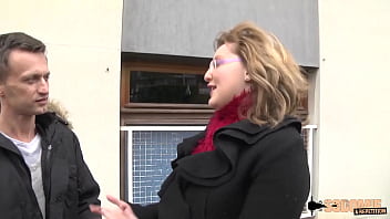 Julia bisexuelle à 50 ans payée pour le sexe anal