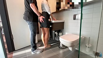 Une secrétaire salope baise dans les toilettes au travail