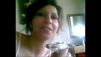 Sucer une bite et parler dans le porno roumain roumain