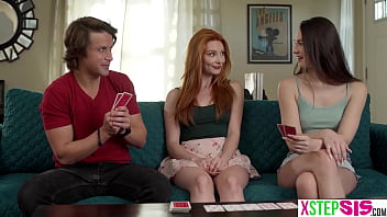 Les filles perdent au poker et ont des relations sexuelles avec un ami