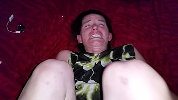 Déflorée dans le cul fait mal et gémit bruyamment