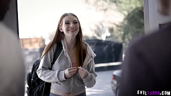 Il a des relations sexuelles avec la copine de son fils surprise en train de se masturber