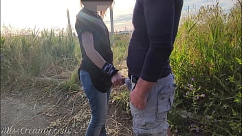 Une courte pipe faite dans le parc avec éjaculation dans la bouche