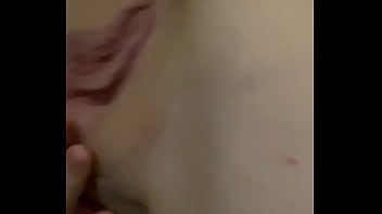 Elle veut savoir si elle a une belle chatte