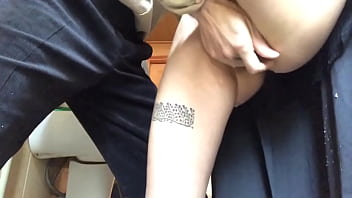 Profa dans les toilettes provoque l’orgasme avec ses doigts