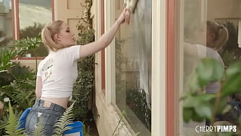 Emma lave les vitres et se fait baiser par le fils de son maître