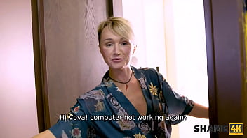 Belle-mère baise un jeune homme dans la cuisine