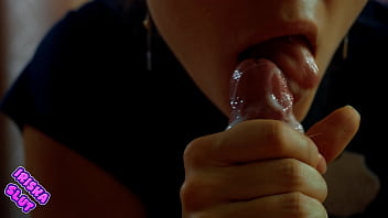 La jeune femme en uniforme de police lui suce la bite jusqu’à ce qu’il éjacule