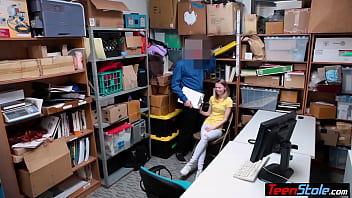 Catarina est nue et baisée au bureau du patron