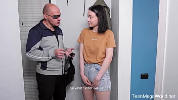 Le père Noël paie une jeune brune pour un court sexe