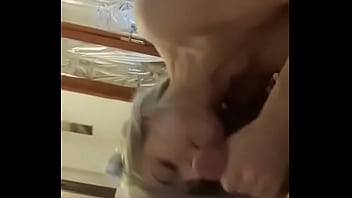 La blonde roumaine suce une bite et prend du sperme dans sa bouche