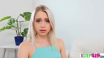 Le frère a une grosse bite et baise sa soeur de 18 ans