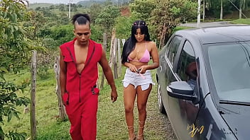 Maryana répare sa voiture avec un jeu sexuel sur le terrain