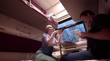 Blonde folle ayant des relations sexuelles dans le train avec son petit ami excité