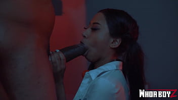 L’étudiante Amari suce une grosse bite noire épaisse avant le sexe