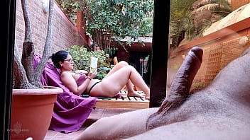 Il frotte sa bite et est aidé par sa belle-fille