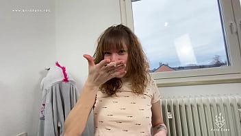 La jeune femme lui suce la bite et lui verse du sperme sucré dans la bouche