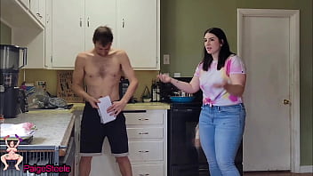 Il suce sa bite jusqu’à ce qu’il la laisse entrer dans sa bouche