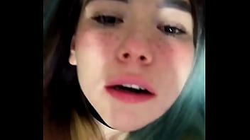 La vierge mouille ses doigts et se frotte la chatte