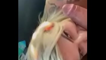 Porno roumain dans la voiture suce une bite xxx