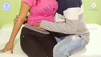 Elle joue avec ses gros seins, met son gode dans sa chatte et lui taille une pipe