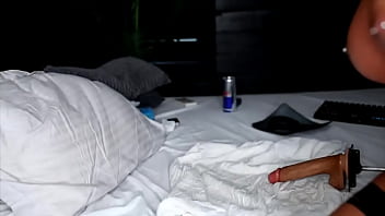 Une femme roumaine avec une chatte perçante est en train de discuter en vidéo