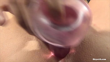 A 18 ans, elle joue avec ses doigts dans la chatte et provoque des orgasmes