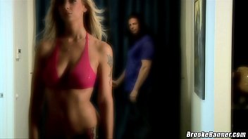 La blonde lui fait une pipe brutale et se fait baiser dans la chatte