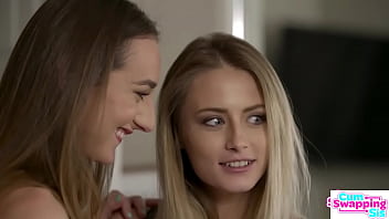 Sexe en dortoir avec deux collègues bisexuels