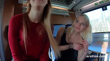 Deux amis dans le train provoquent des orgasmes avec leurs doigts