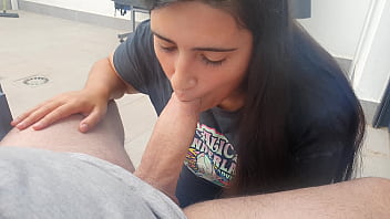 Filmé quand elle suce une bite et gicle de la bave dans sa bouche