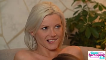 Invitée à deux copines pour du sexe à trois