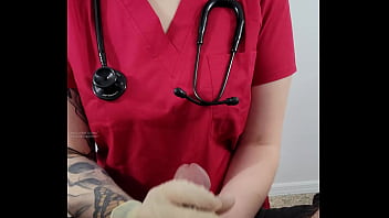 Le médecin frotte la bite d’un patient qui éjacule dans sa paume