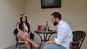 Une voisine brune sexy veut une bite dans la bouche et la chatte