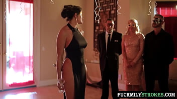 Orgie de bal masqué avec des femmes avides de bite