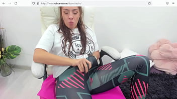 La jeune femme filmée se mettant les doigts dans la chatte