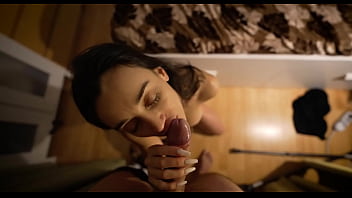 La belle roumaine suce la bite et lèche les couilles