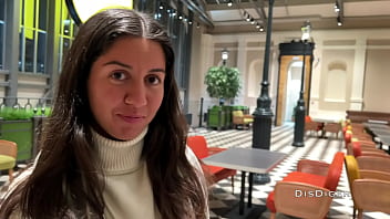 Sexe dans les toilettes au centre commercial et sperme sur des morceaux