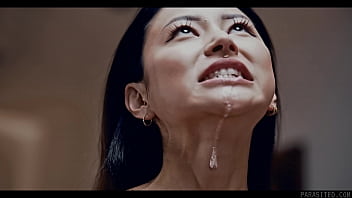 Vidéo de femmes passionnées suçant une bite et se faisant asperger de sperme